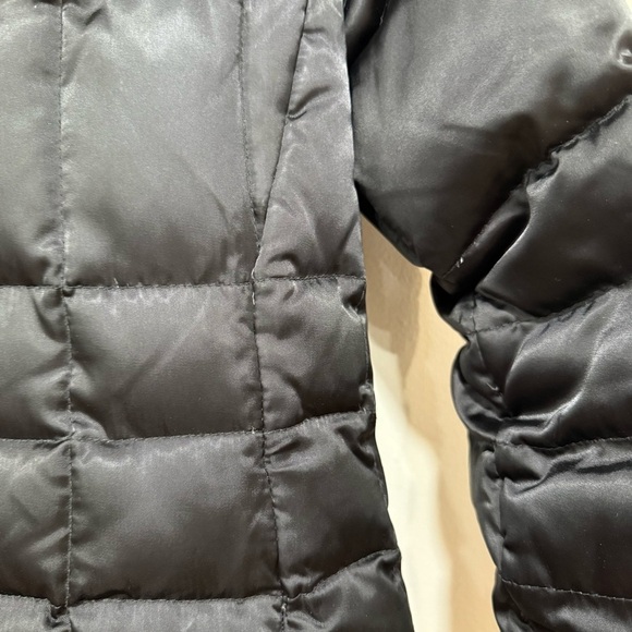 Andrew Marc women’s black puffer coat with raccoon trim - Picture 5 of 9